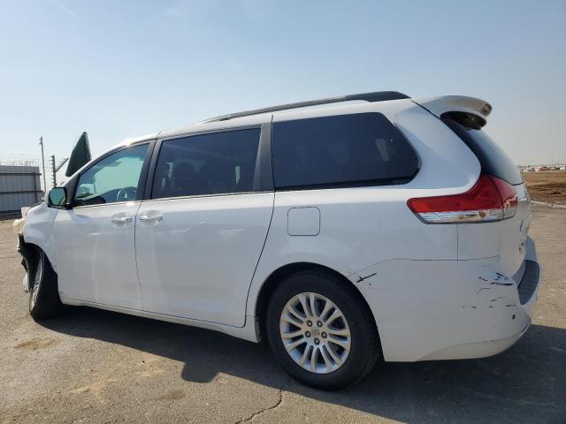 5TDYK3DC1CS223281 - 2012 TOYOTA SIENNA XLE WHITE photo 2
