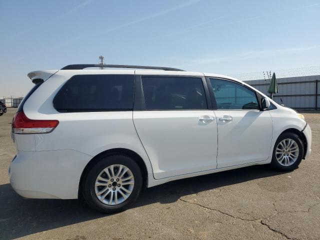 5TDYK3DC1CS223281 - 2012 TOYOTA SIENNA XLE WHITE photo 3