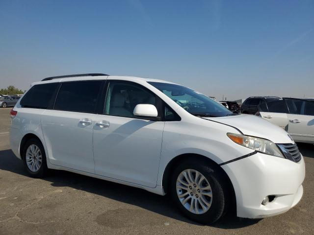 5TDYK3DC1CS223281 - 2012 TOYOTA SIENNA XLE WHITE photo 4