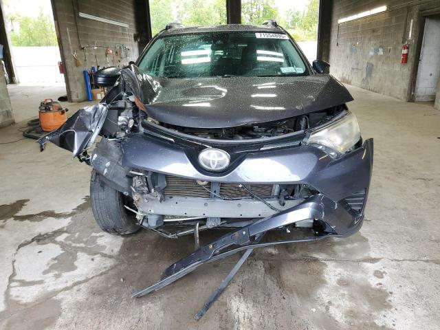 JTMBFREV1JJ178446 - 2018 TOYOTA RAV4 LE 灰色 照片 5