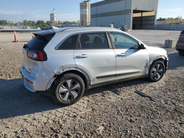 KNDCB3LC1H5091812 - 2017 KIA NIRO FE SILVER photo 3