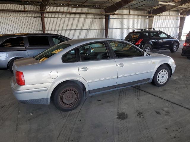 WVWMA63B0XE427125 - 1999 VOLKSWAGEN PASSAT GLS SILVER photo 3