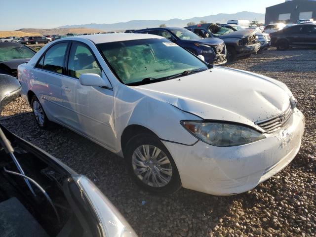 4T1BE32K75U005847 - 2005 TOYOTA CAMRY LE WHITE photo 4