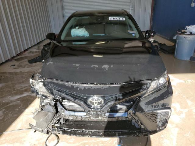 4T1T11AKXRU906500 - 2024 TOYOTA CAMRY SE NIGHT SHADE BLACK photo 5