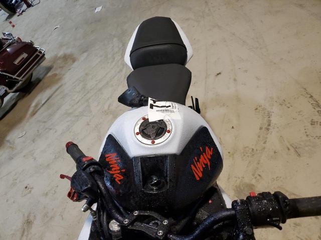 JKAEXEE14DDA14625 - 2013 KAWASAKI EX650 E WHITE photo 5