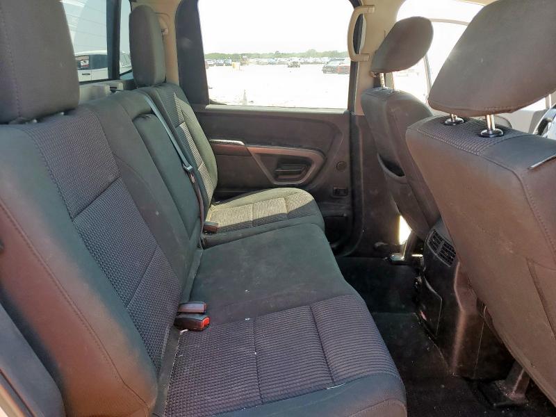 1N6AA0ED2FN515183 - 2015 NISSAN TITAN S 银色 照片 10