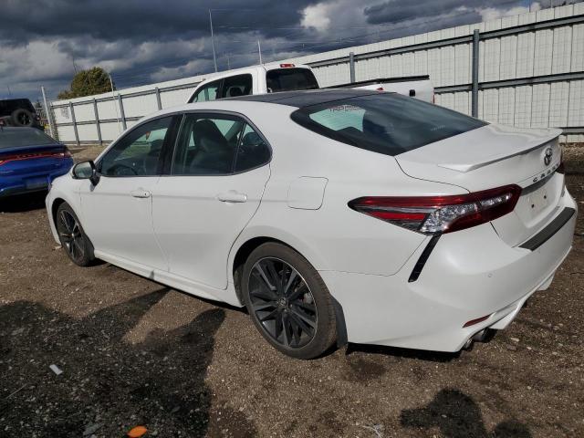 4T1B61HKXJU133034 - 2018 TOYOTA CAMRY XSE WHITE photo 2
