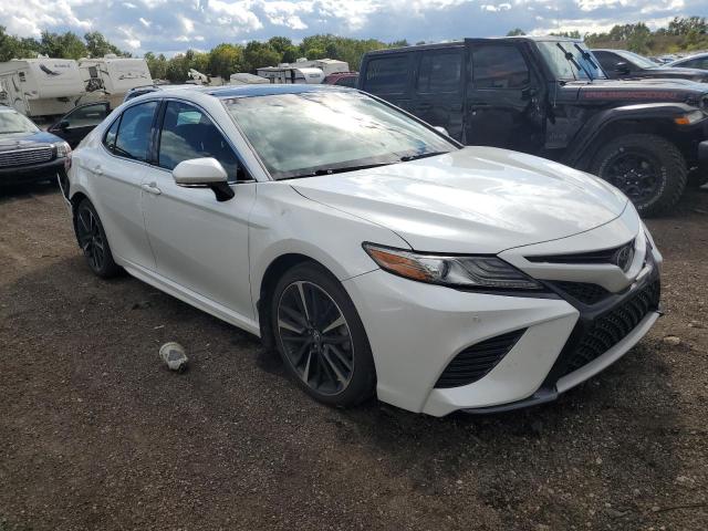 4T1B61HKXJU133034 - 2018 TOYOTA CAMRY XSE WHITE photo 4