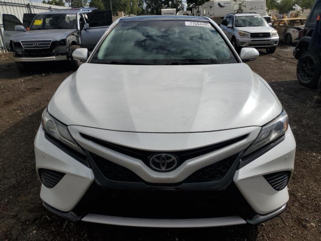 4T1B61HKXJU133034 - 2018 TOYOTA CAMRY XSE WHITE photo 5