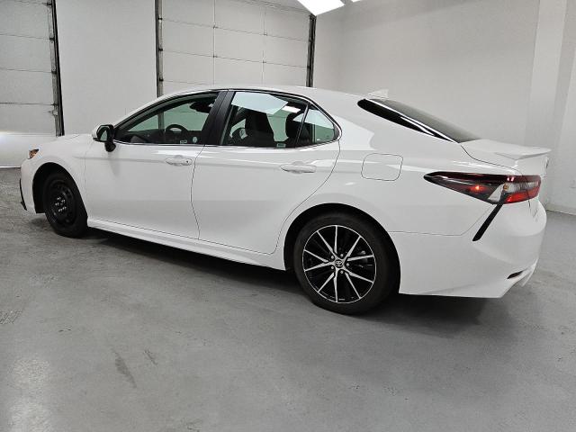 4T1G11AK5RU249638 - 2024 TOYOTA CAMRY SE NIGHT SHADE WHITE photo 2