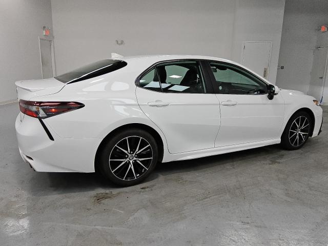 4T1G11AK5RU249638 - 2024 TOYOTA CAMRY SE NIGHT SHADE WHITE photo 3
