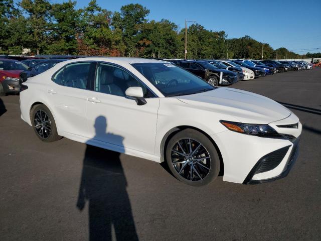 4T1G11AK5RU249638 - 2024 TOYOTA CAMRY SE NIGHT SHADE WHITE photo 4