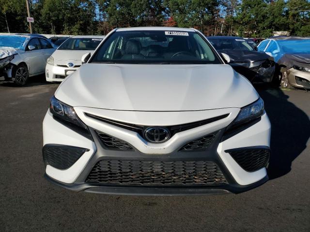 4T1G11AK5RU249638 - 2024 TOYOTA CAMRY SE NIGHT SHADE WHITE photo 5