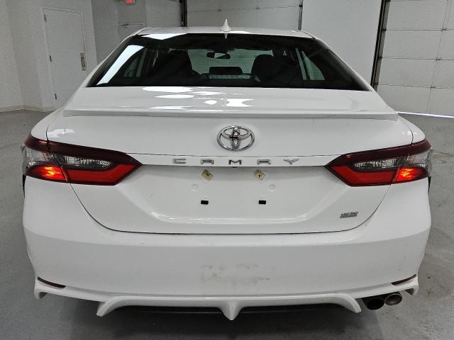 4T1G11AK5RU249638 - 2024 TOYOTA CAMRY SE NIGHT SHADE WHITE photo 6