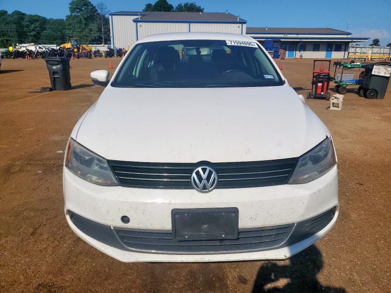 3VWDX7AJ8DM417699 - 2013 VOLKSWAGEN JETTA SE WHITE photo 5