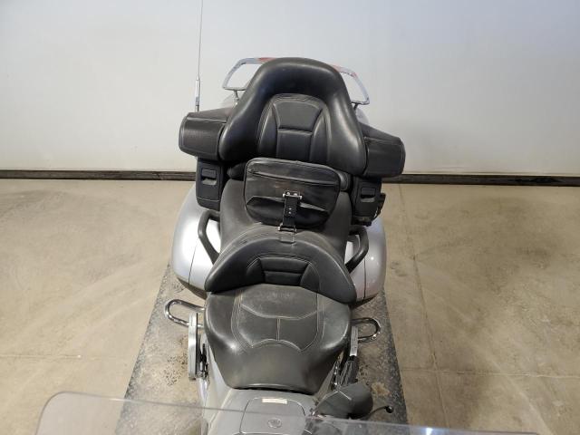 JH2SC68H4FK300254 - 2015 HONDA GL1800 SILVER photo 6