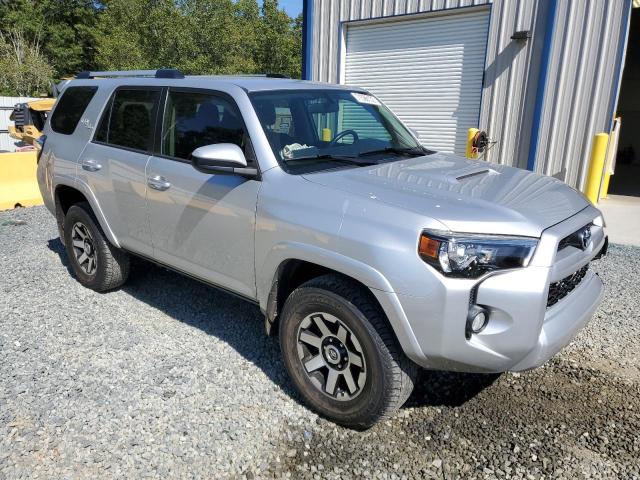 JTEBU5JR8J5515979 - 2018 TOYOTA 4RUNNER SR5/SR5 PREMIUM 银色 照片 4