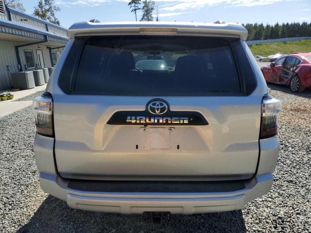 JTEBU5JR8J5515979 - 2018 TOYOTA 4RUNNER SR5/SR5 PREMIUM 银色 照片 6