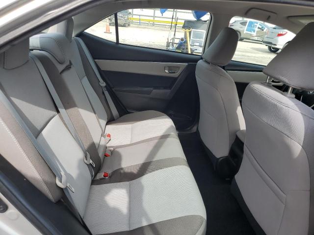 5YFBURHE1JP839020 - 2018 TOYOTA COROLLA L ვერცხლისფერი ფოტო 10