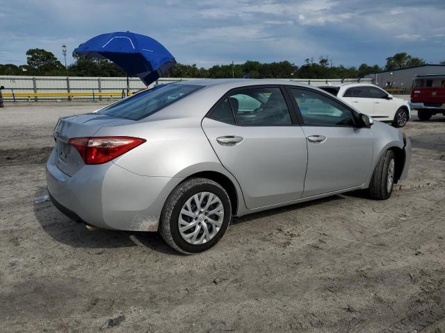 5YFBURHE1JP839020 - 2018 TOYOTA COROLLA L ვერცხლისფერი ფოტო 3
