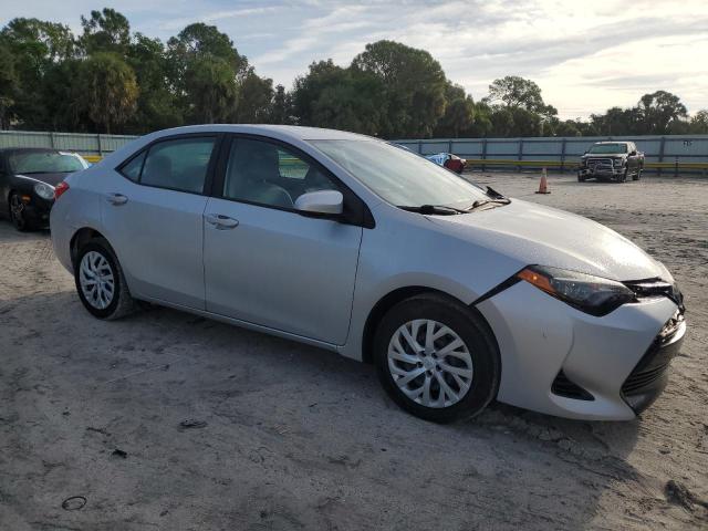 5YFBURHE1JP839020 - 2018 TOYOTA COROLLA L ვერცხლისფერი ფოტო 4