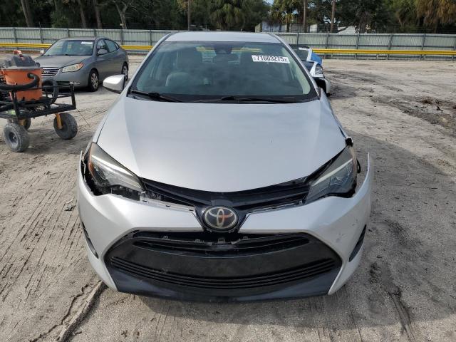 5YFBURHE1JP839020 - 2018 TOYOTA COROLLA L ვერცხლისფერი ფოტო 5