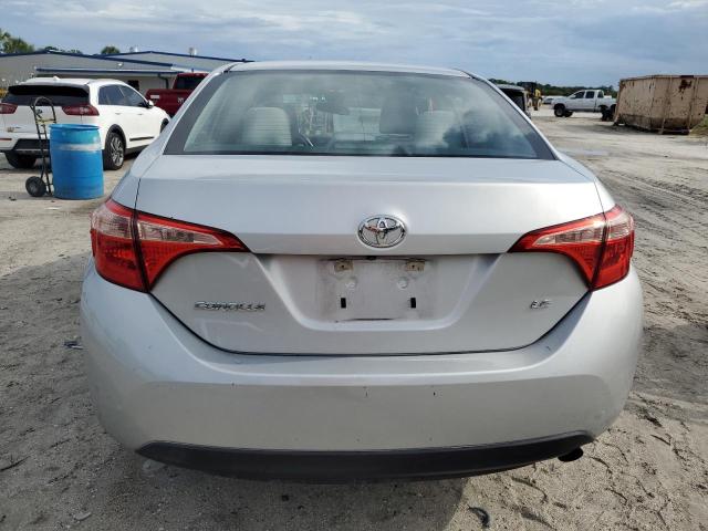 5YFBURHE1JP839020 - 2018 TOYOTA COROLLA L ვერცხლისფერი ფოტო 6