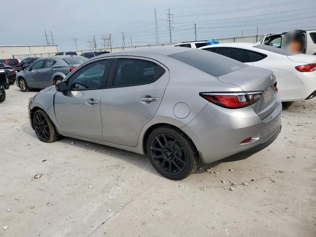 3MYDLBZV4GY104771 - 2016 TOYOTA SCION IA GRAY photo 2