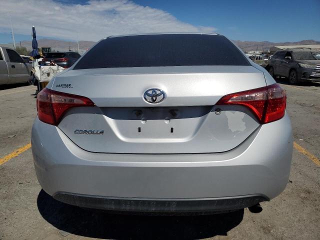 2T1BURHE2JC071015 - 2018 TOYOTA COROLLA L 银色 照片 6