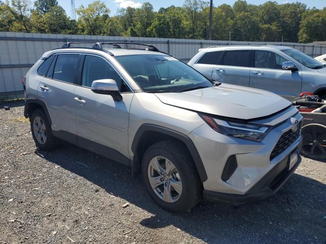 2T3RWRFV2RW246327 - 2024 TOYOTA RAV4 XLE 银色 照片 4
