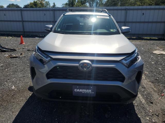 2T3RWRFV2RW246327 - 2024 TOYOTA RAV4 XLE 银色 照片 5