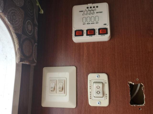 4V0TC3225BA013219 - 2011 CROS ALL MODELS WHITE photo 8