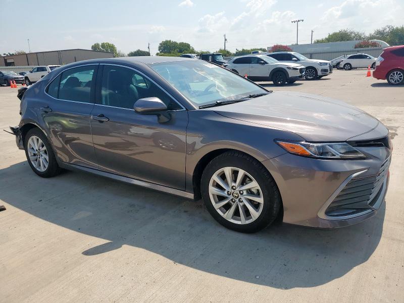 4T1C11AK0NU699769 - 2022 TOYOTA CAMRY LE GRAY photo 4