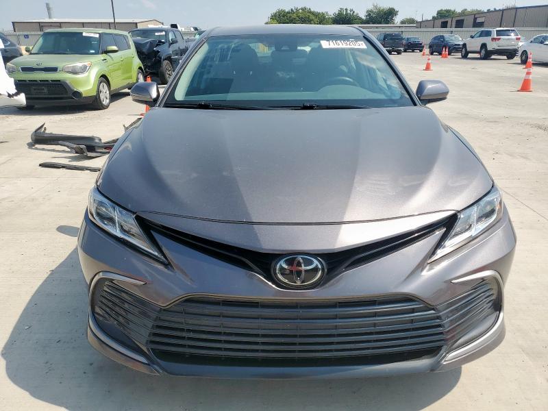 4T1C11AK0NU699769 - 2022 TOYOTA CAMRY LE GRAY photo 5