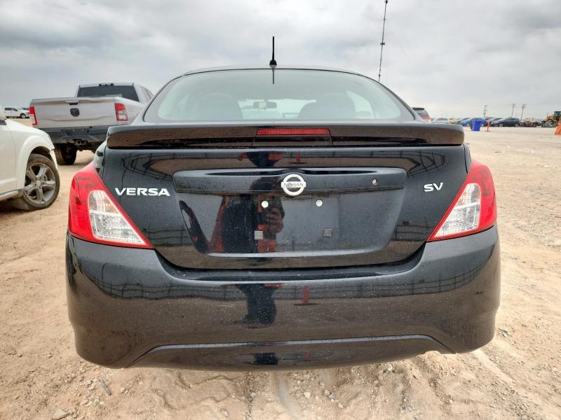 3N1CN7AP5JL803705 - 2018 NISSAN VERSA S أسود صورة 6