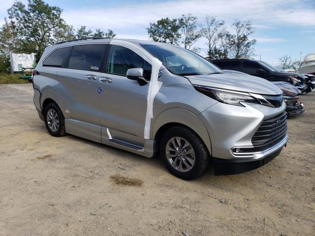 5TDJRKEC8NS109772 - 2022 TOYOTA SIENNA XLE SILVER photo 4