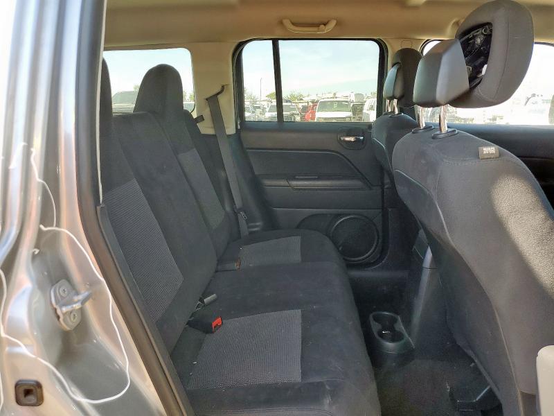 1C4NJRBB6FD332001 - 2015 JEEP PATRIOT SPORT 银色 照片 11