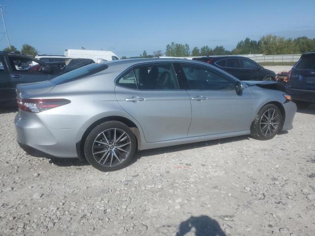 4T1F11BK6PU076655 - 2023 TOYOTA CAMRY XLE فضي صورة 3