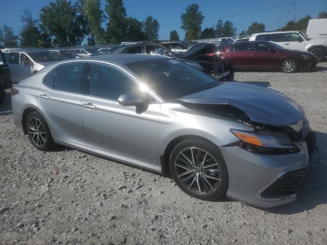 4T1F11BK6PU076655 - 2023 TOYOTA CAMRY XLE فضي صورة 4