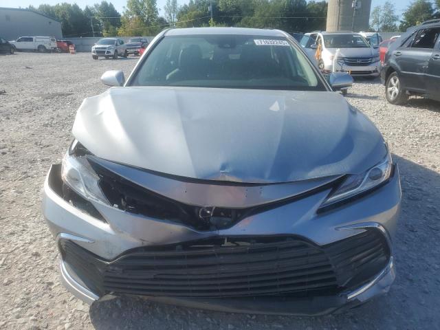4T1F11BK6PU076655 - 2023 TOYOTA CAMRY XLE فضي صورة 5