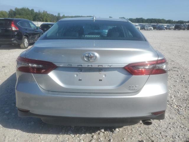4T1F11BK6PU076655 - 2023 TOYOTA CAMRY XLE فضي صورة 6