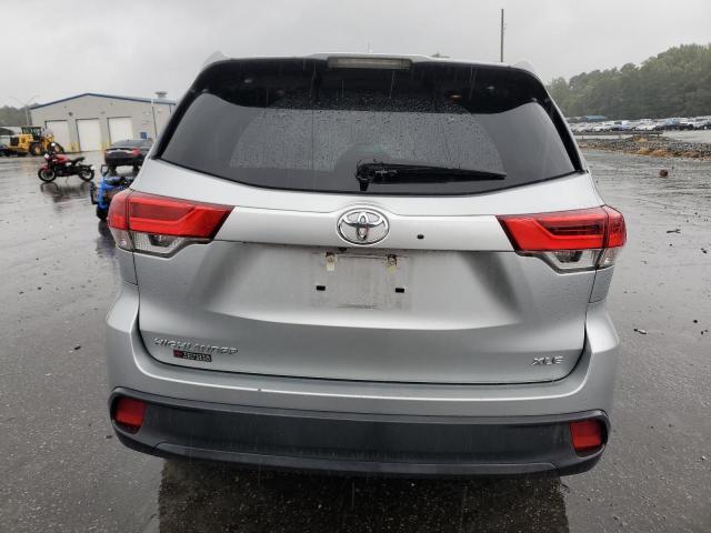 5TDKZRFH7KS356011 - 2019 TOYOTA HIGHLANDER SE SILVER photo 6