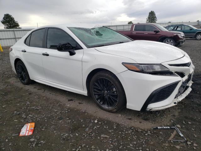 4T1G11BK5MU020786 - 2021 TOYOTA CAMRY SE WHITE photo 4