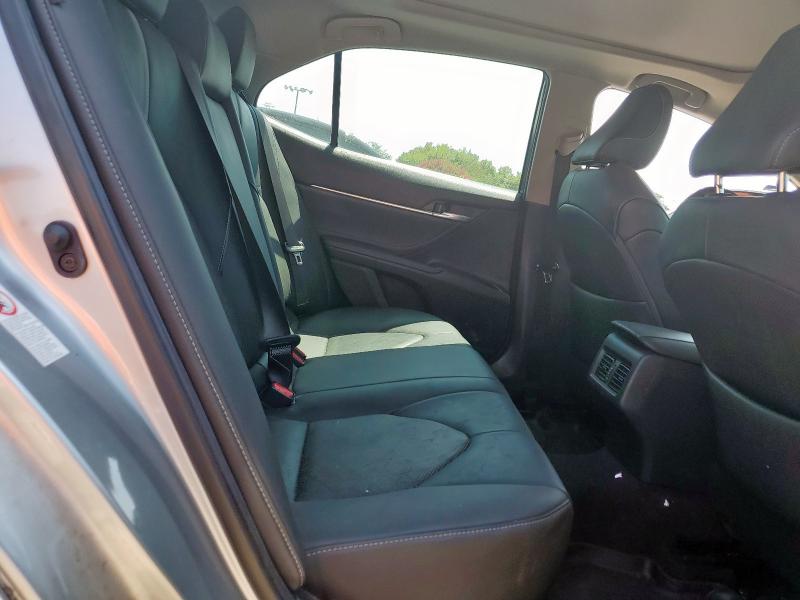 4T1B61HKXJU114998 - 2018 TOYOTA CAMRY XSE SILVER photo 10