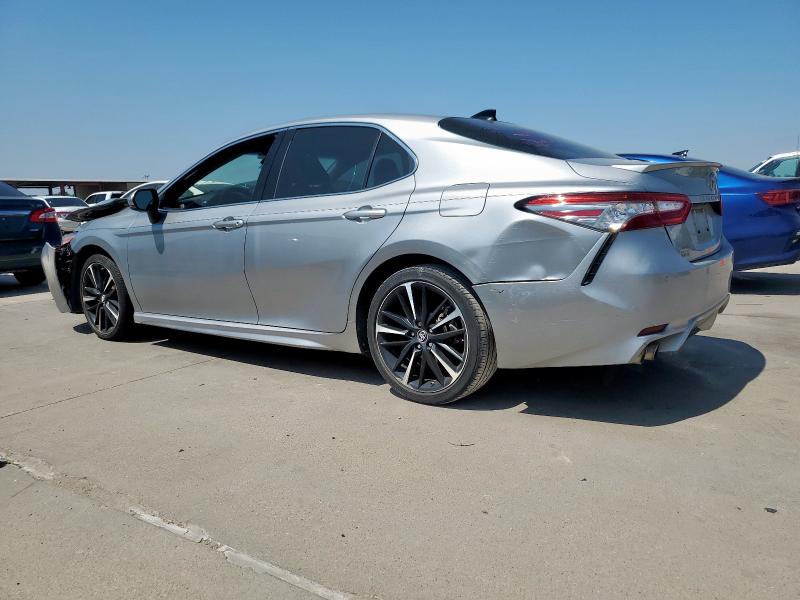 4T1B61HKXJU114998 - 2018 TOYOTA CAMRY XSE SILVER photo 2