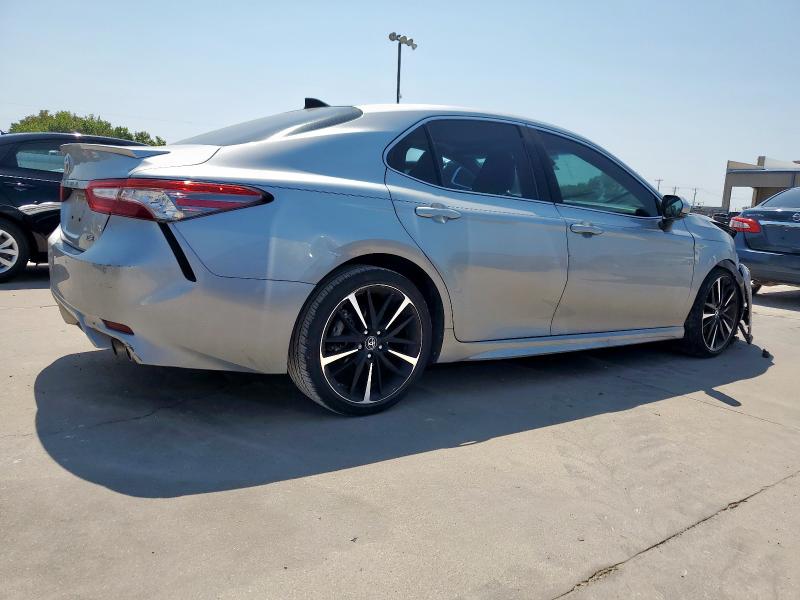 4T1B61HKXJU114998 - 2018 TOYOTA CAMRY XSE SILVER photo 3