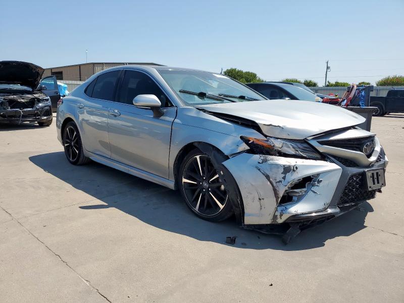 4T1B61HKXJU114998 - 2018 TOYOTA CAMRY XSE SILVER photo 4