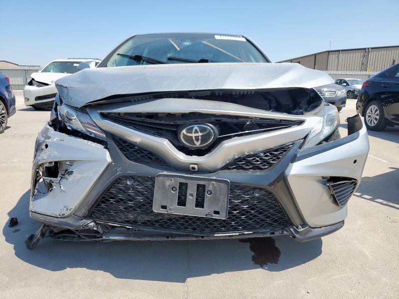 4T1B61HKXJU114998 - 2018 TOYOTA CAMRY XSE SILVER photo 5