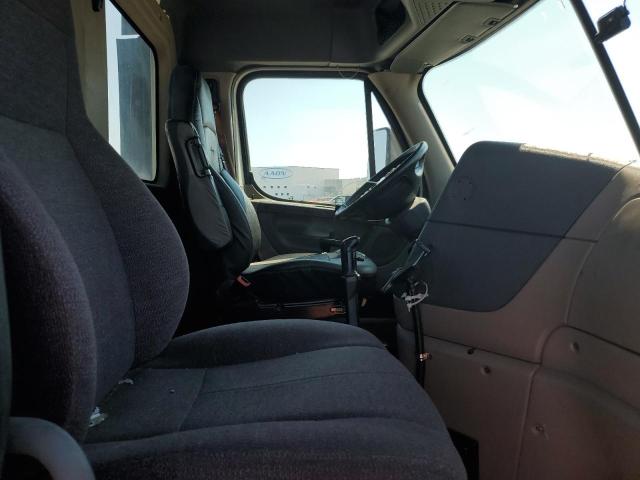 3AKJGEDV0GSGV3102 - 2016 FREIGHTLINER CASCADIA 1 WHITE photo 5