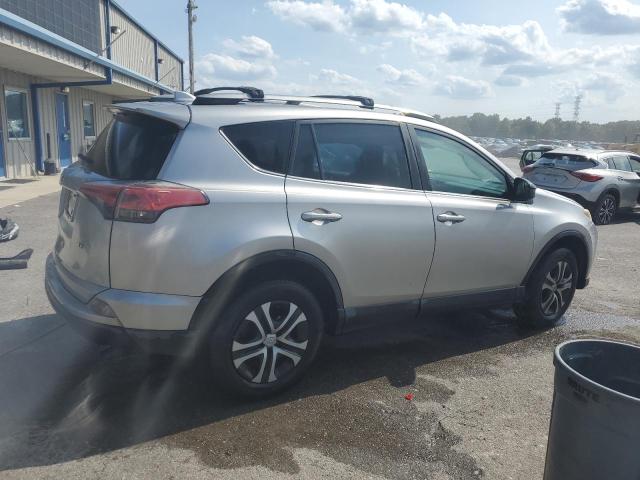 2T3ZFREV3HW312965 - 2017 TOYOTA RAV4 LE 银色 照片 3